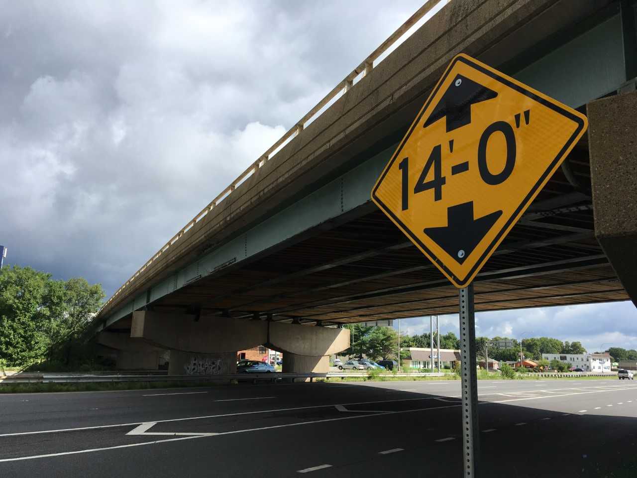 141 Bridge at US-13 in New Castle: Clearance Sign